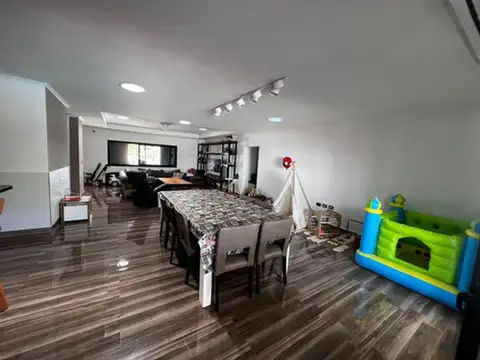 Casa en Venta con 6 cocheras