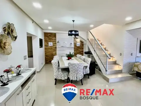 Casa en Venta con 2 cocheras