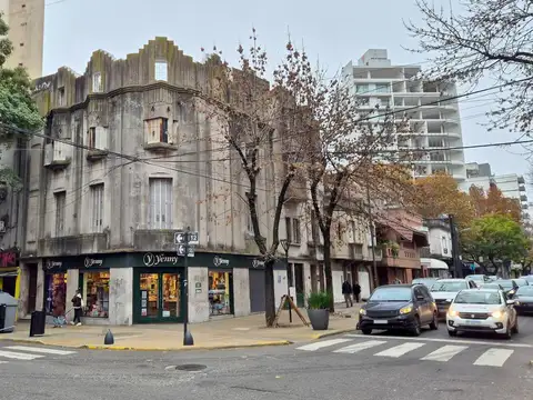 Local en venta en calle 12 - La Plata
