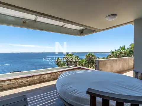 Vende apartamento con vista al mar, de 3 dormitorios en Punta Ballena.