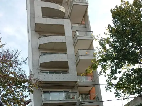 DEPARTAMENTO DE TRES AMBIENTES CON COCHERA EN QUILMES CENTRO. EXCELENTE ESTADO.