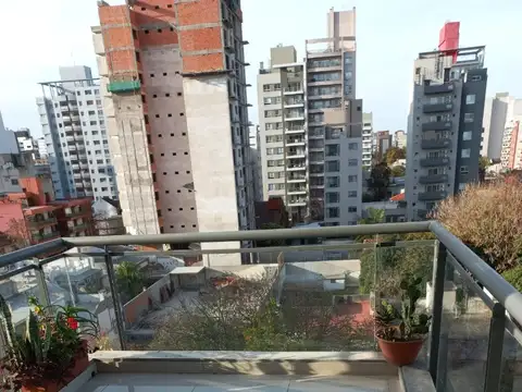 DEPARTAMENTO DE TRES AMBIENTES CON COCHERA EN QUILMES CENTRO. EXCELENTE ESTADO.