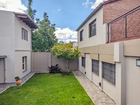 Casa 6 ambientes con 4 baños