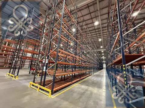 Alquiler deposito en centro logistico 6447m2 con rack en Triangulo Malvinas Argentinas