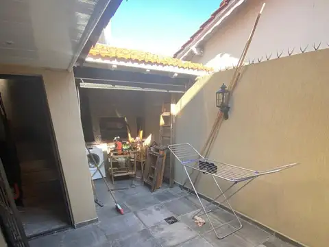 CASA EN ESQUINA 4 AMB. CON GARAGE Y PATIO CON PARRILLA HERMOSA A CUADRAS DEL MAR