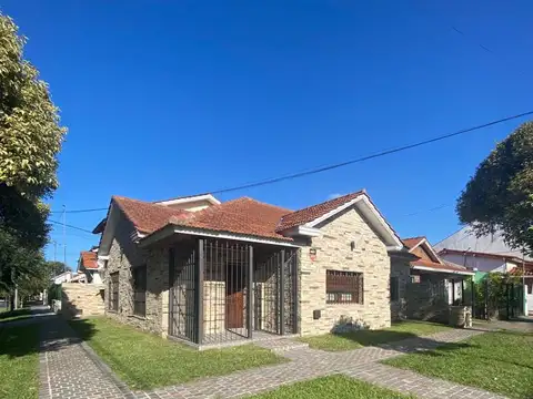 CASA EN ESQUINA 4 AMB. CON GARAGE Y PATIO CON PARRILLA HERMOSA A CUADRAS DEL MAR