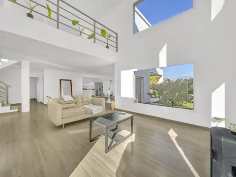 Venta - Casa - 6 ambientes - Cochera - Jardín- Canning