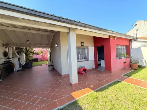 VENTA CASA 3 AMBIENTES VILLA LUZURIAGA CON JARDÍN