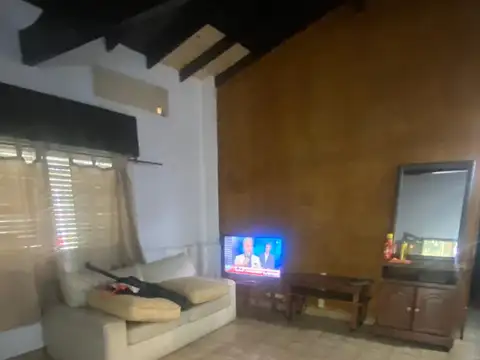 Excelente Casa quinta- cob Galpon- A 6 cuadras Ruta 8 -Chalet  de 4 Ambientes  sobre  lote de 2760 m2