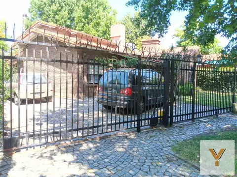 Casa en venta - 3 Dormitorios 3 Baños - Cochera - 1.015Mts2 - San Isidro