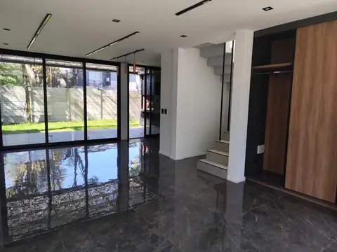 Casa 4 ambientes con 3 baños