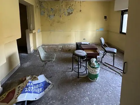 VENDE CASA 10 AMBIENTES A RECICLAR COMPLETAMENTE EN SAENZ PEÑA OPORTUNIDAD