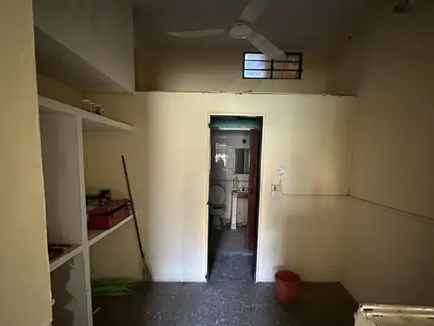 VENDE CASA 10 AMBIENTES A RECICLAR COMPLETAMENTE EN SAENZ PEÑA OPORTUNIDAD