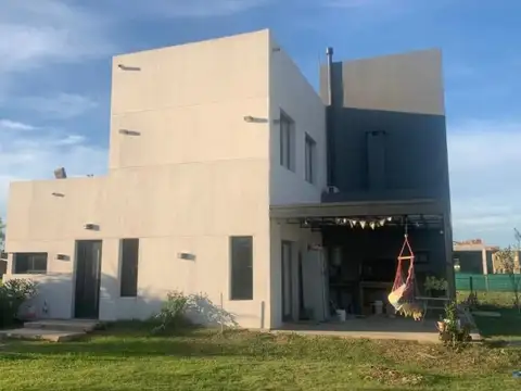 Casa 5 ambientes con 4 baños