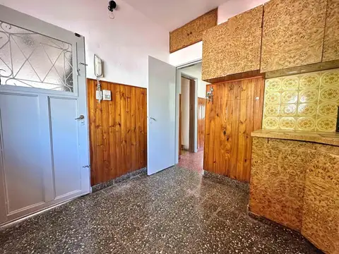Casa de 3 ambientes con parque y parrilla