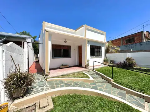 Casa de 3 ambientes con parque y parrilla