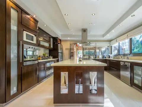 VENTA CASA 7 AMBIENTES C/ JARDIN y PILETA en SAN ISIDRO