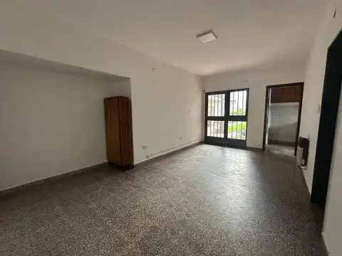 Casa en alquiler, dos dormitorios, patio, pasillo, sin expensas.