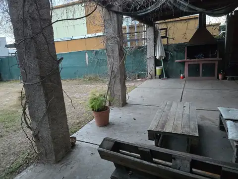 Casa 6 ambientes con 2 baños