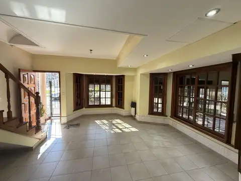 Depto Tipo Casa en Alquiler en Ramos Mejia, $ 1.800.000