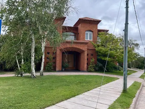 Casa en Venta en Godoy Cruz, USD 1.200.000