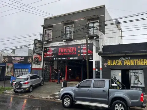 VENTA DE LOCAL + DTOS EN SAN MIGUEL, SOBRE AV. PTE PERÓN