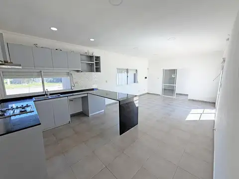 Casa en Venta con 3 cocheras