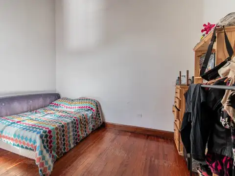 Casa en venta 4 dormitorios, 2 baños, patio y terraza en Liniers - financiación