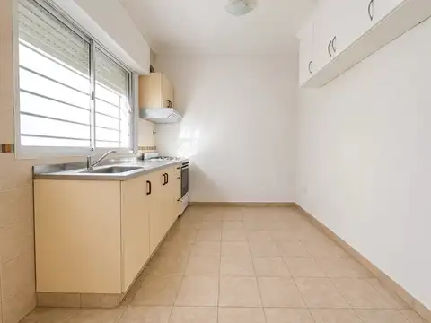 Triplex de 4 ambientes con patio y cochera cubierta