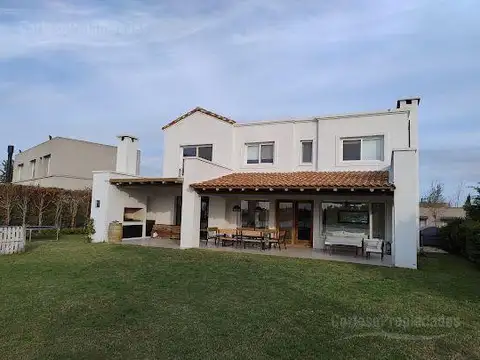 Casa 5 ambientes con 3 baños