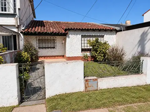PH tipo casa independiente con jardín, patio, pileta y gran potencial - Ciudad Evita