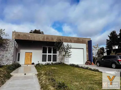 Casa en venta - 3 Dormitorios 3 Baños - Cochera - 1.217,78Mts2 - La Plata