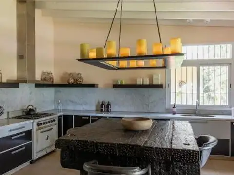 CASA EN VENTA -  El Solar de Capilla, Exaltación de la Cruz  -   5 Ambientes, Pileta, Espectacular