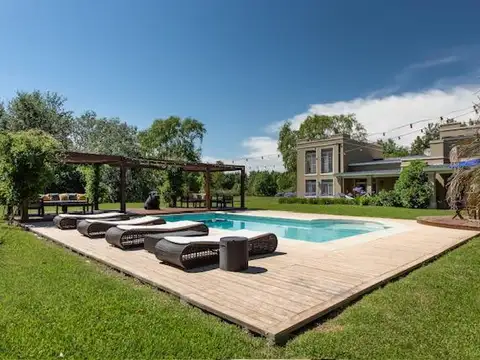 CASA EN VENTA -  El Solar de Capilla, Exaltación de la Cruz  -  5 Ambientes, Pileta, Espectacular