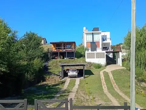 Casa de dos dormitorio, pileta y galeria con asador en venta