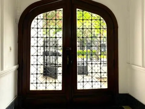 Casa 9 ambientes con 3 baños