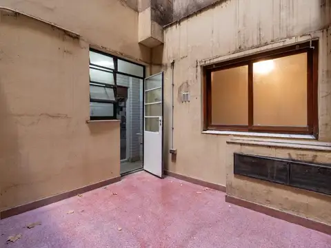 Departamento 4 ambientes con patio y dependencia en venta en Av. Montes de Oca al 500 Barracas CABA