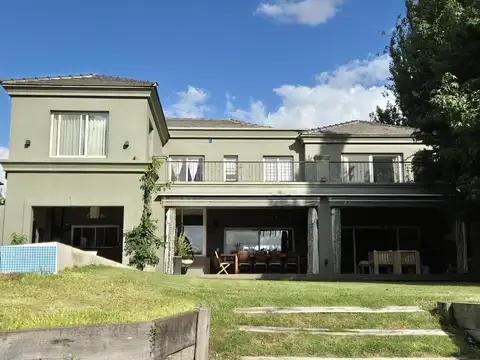 Casa en Venta con 2 cocheras