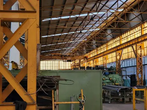 NAVE INDUSTRIAL EN PLENO ROSARIO. IMPONENTE GALPÓN EN ZONA ESTRATÉGICA