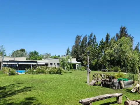 Casa en Alquiler con 4 cocheras