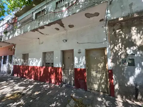 Caseros: Tipo Casa en Alquiler de 2 Ambientes con Patio Propio por Pasillo Al Fondo F: 10855