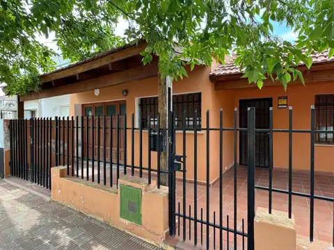 Venta casa 2 dorm patio Amp. Residencial América