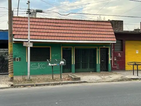 OPORTUNIDAD!!! CASA A REFACCIONAR sobre Importante Avenida