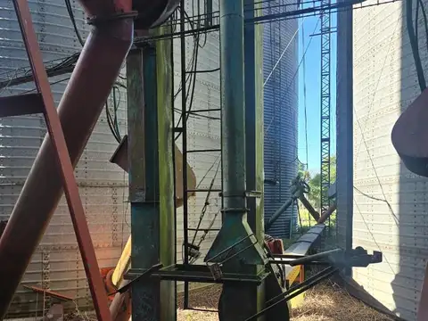 Planta de Silos en el Acceso a Del Carril (Bs As)