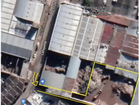 Galpón con Predio de 2200m2 en total. Luz Trifásica con 100Kva Aprox.