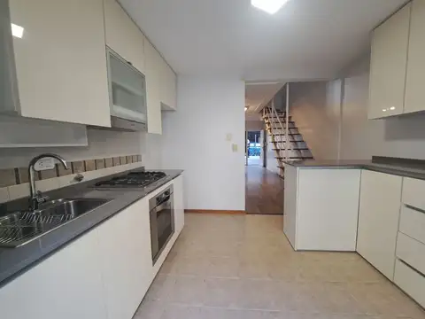 VENTA - Departamento 2 dormitorios, cochera y patio. Nuestra Señora de Lourdes, Rosario