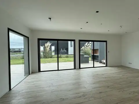Casa en Venta con 4 cocheras