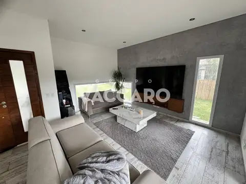 Casa en Alquiler con 2 cocheras