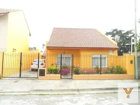 Casa en venta - 3 Dormitorios 2 Baños - Cochera - 325Mts2 - Sierra Chica