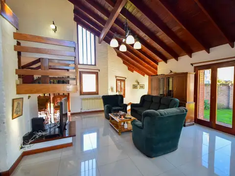 Casa en Venta con 2 cocheras
